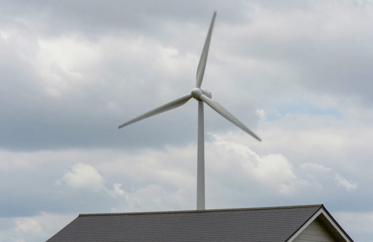 Éolienne verticale : fonctionnement, prix et rendement 2026